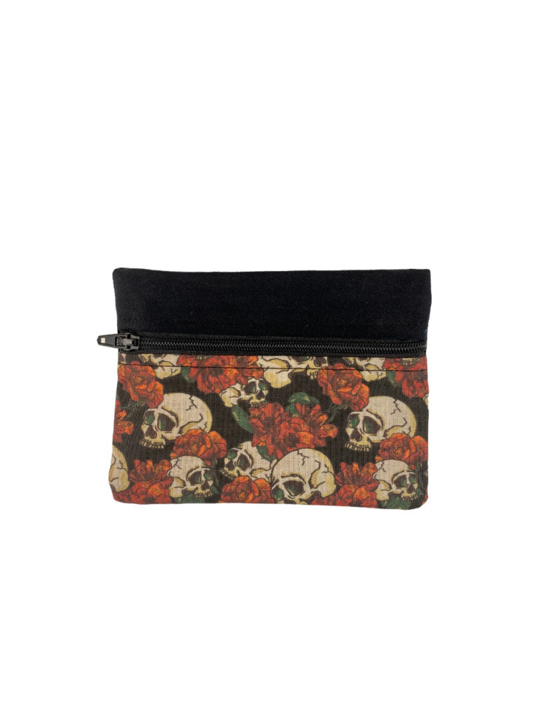 Monedero estampado de calaveras y rosas