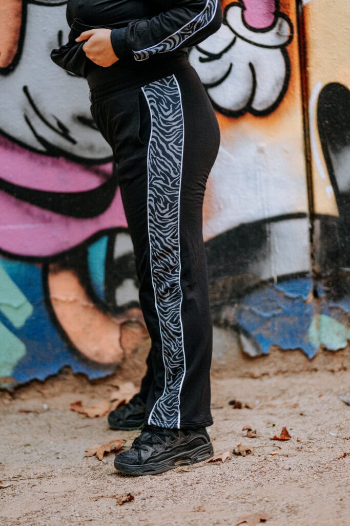 Pantalón de chándal de campana Kampana con cebra gris