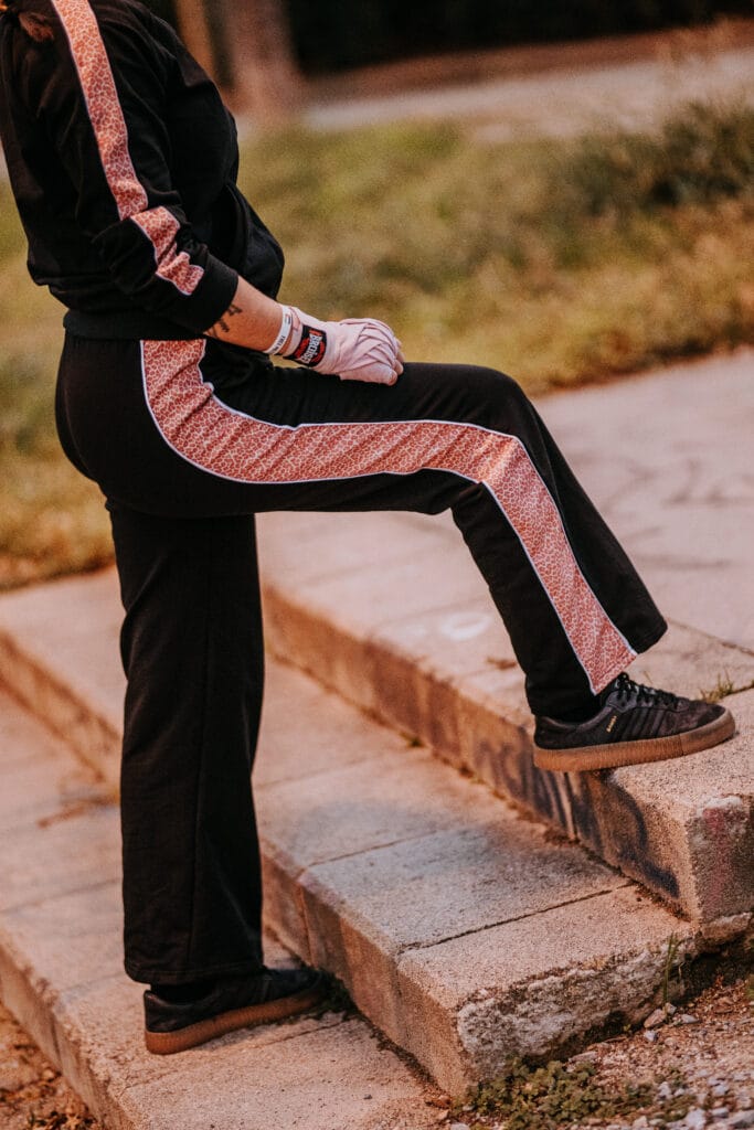 Pantalón de chándal de campana Kampana con leopardo rosa