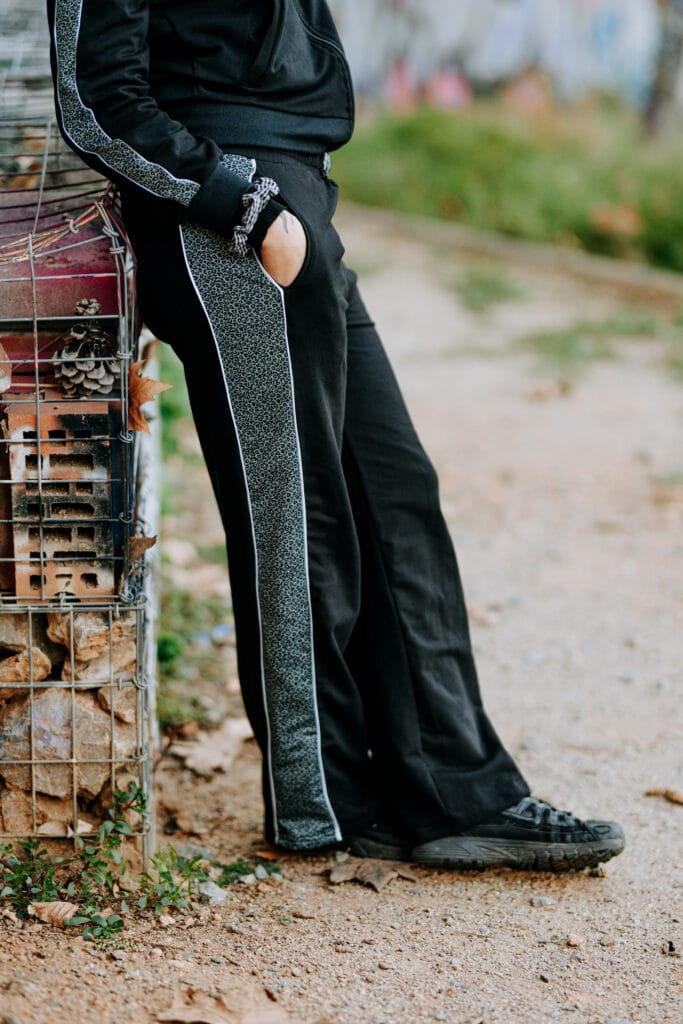 Pantalón de chándal de campana Kampana con leopardo turquesa