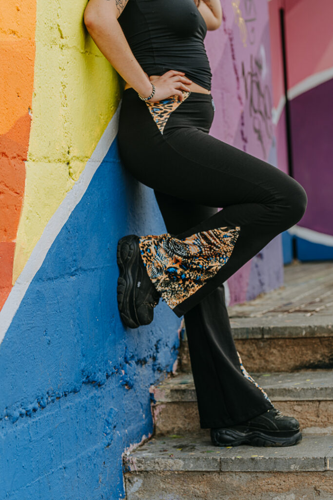 Pantalón de chándal Kurva con leopardo amarillo y azul