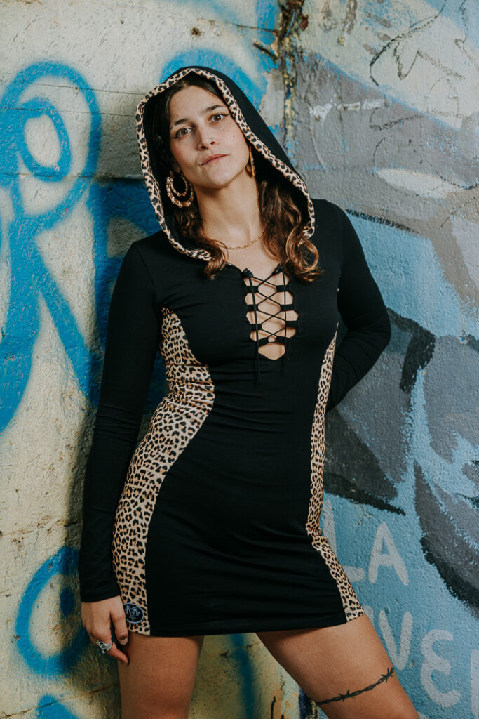 Vestido Kruella con escote en V y leopardo marrón
