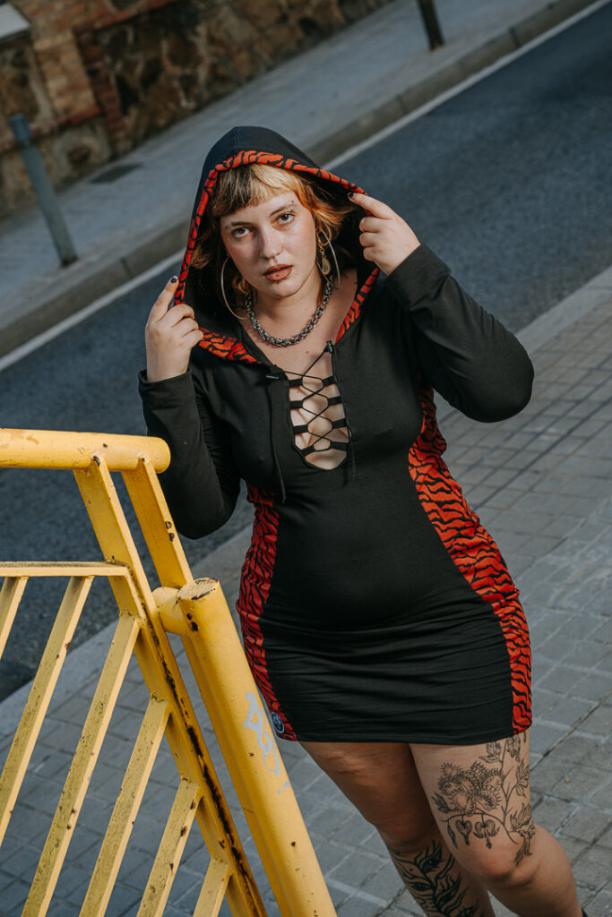 Vestido Kruella con escote en V y cebra rojo