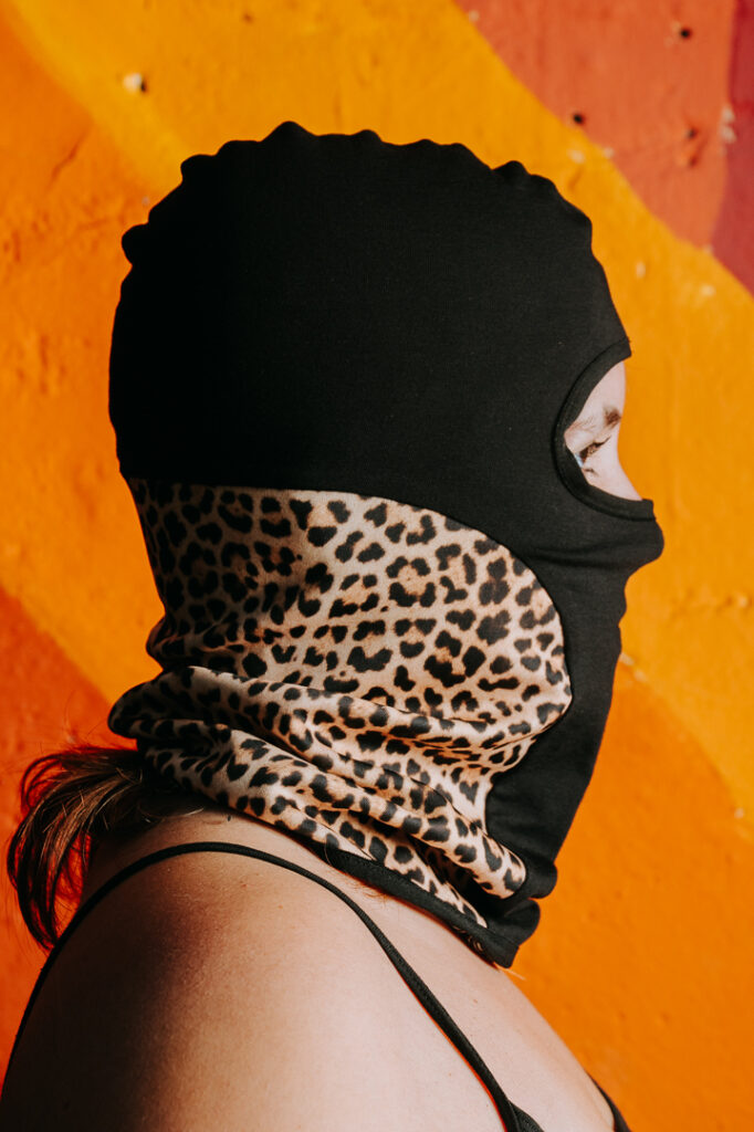 Pasamontañas negro con leopardo marrón